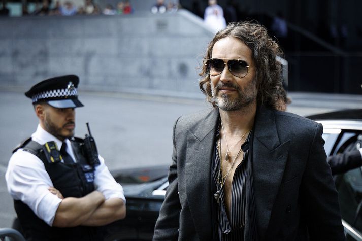 Russell Brand fyrir utan dómshúsið í Lundunum í morgun.