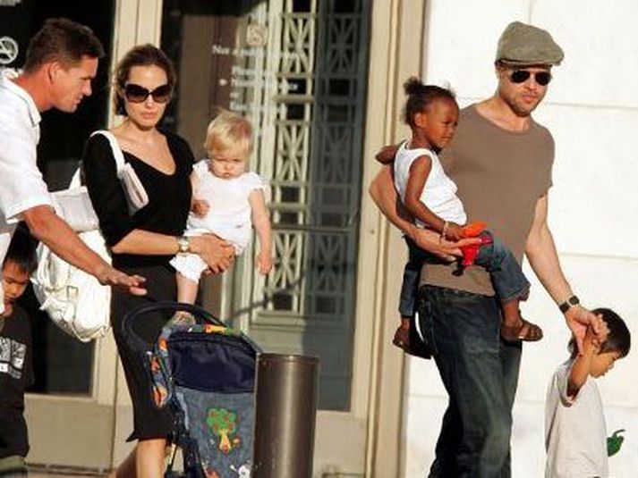 Angelina Jolie ásamt Brad Pitt eiginmanni sínum og börnum.