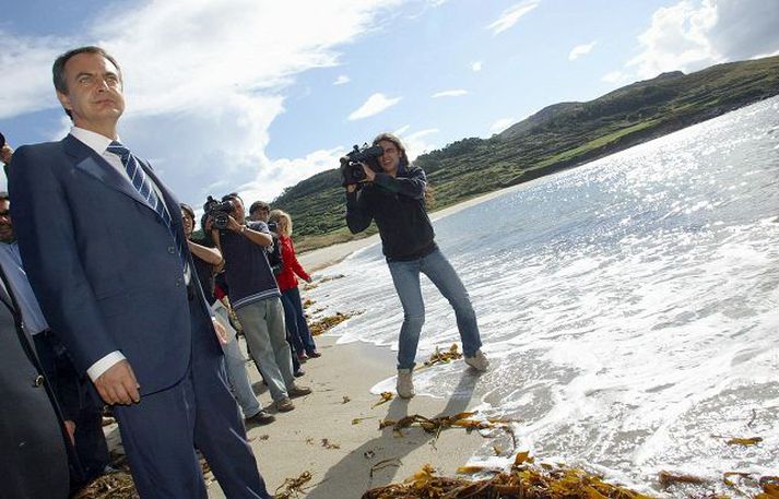 Verksummerki skoðuð. Jose Luis Zapa­tero, forsætisráðherra Spánar, skoðaði í sumar áhrif olíuslyssins á lífríki svæðisins.