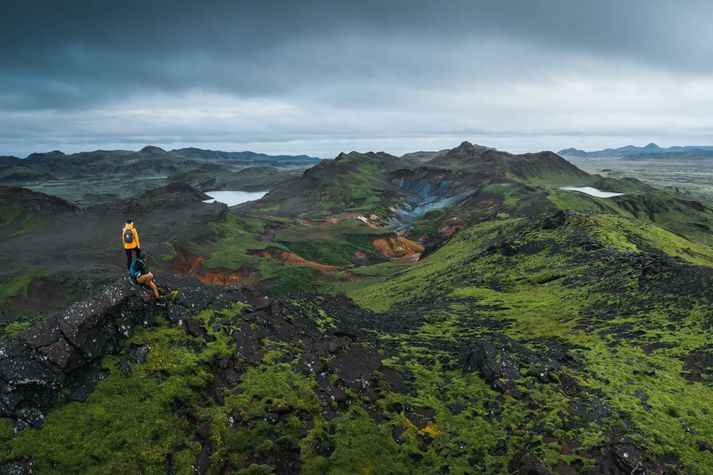 Náttúran á Reykjanesi getur verið töfrandi. Hér virða göngugarpar fyrir sér Sogin sem er litfagurt háhitasvæði sunnan við Trölladyngju og Grænudyngju á miðjum Reykjanesskaganum.
