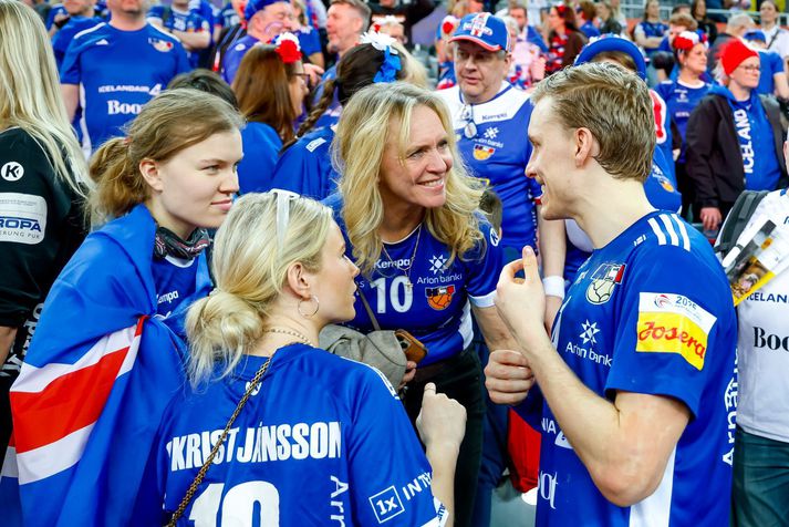 Gísli Þorgeir Kristjánsson ræðir við fjölskylduna eftir leikinn við Argentínu í dag. Hann ætlar að njóta kvöldsins með sínu fólki, sama hvernig fer hjá Króatíu og Slóveníu.