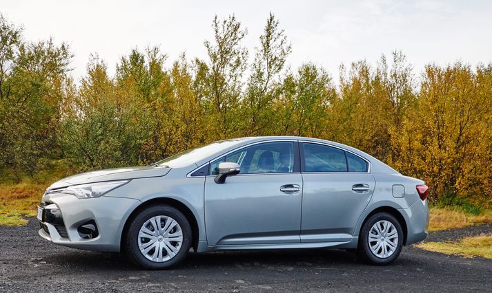 Toyota Avensis í sedan útfærslu.