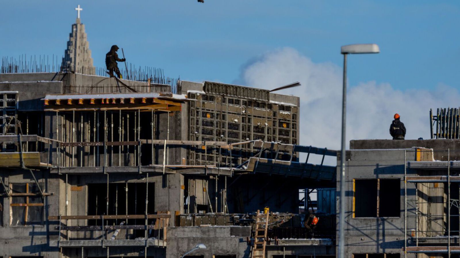 Spá Ís­landi á­fram í topp tíu í lands­fram­leiðslu