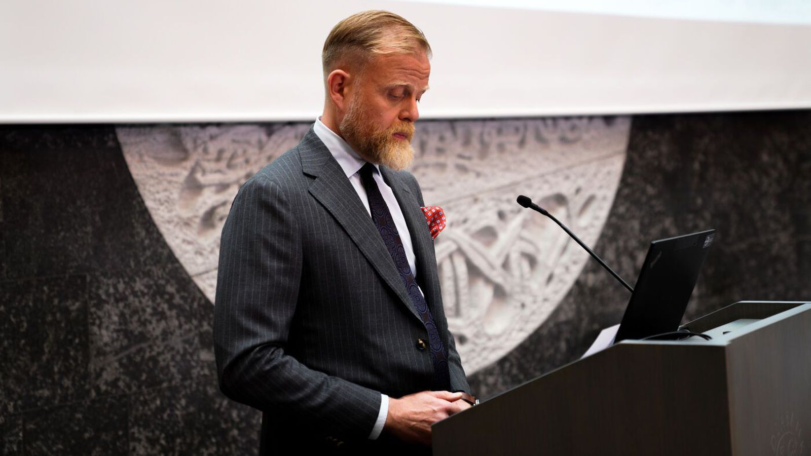 Kallar eftir að­haldi bæði frá hinu opin­bera og vinnu­markaðnum