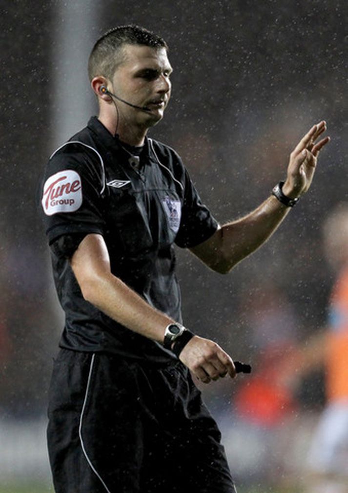 Michael Oliver, dómari leiksins í gær, rak tvo af velli í fyrri hálfleik.