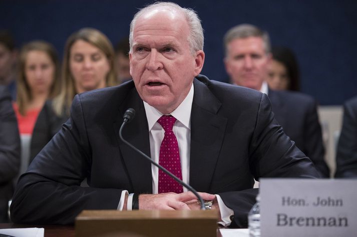 John Brennan, fyrrverandi yfirmaður CIA, segir núverandi yfirmann leyniþjónustumála beita sérstaklega völdum upplýsingum, án semhengis, í kosningabaráttu Trump.
