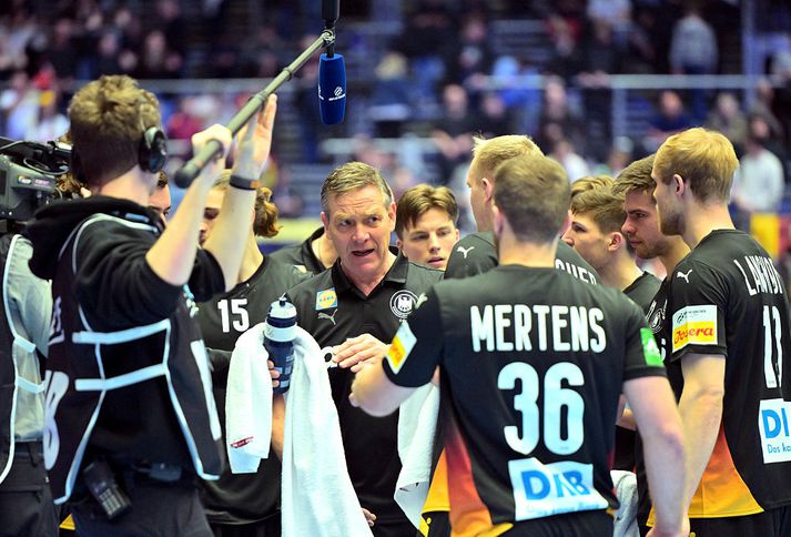 Alfreð Gíslason ræðir við sína menn í leiknum við Spán í gær þar sem Þjóðverjar höfðu yfirhöndina allan tímann.