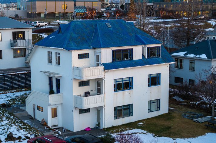 Maðurinn fannst látinn í íbúð að Skjólbraut.