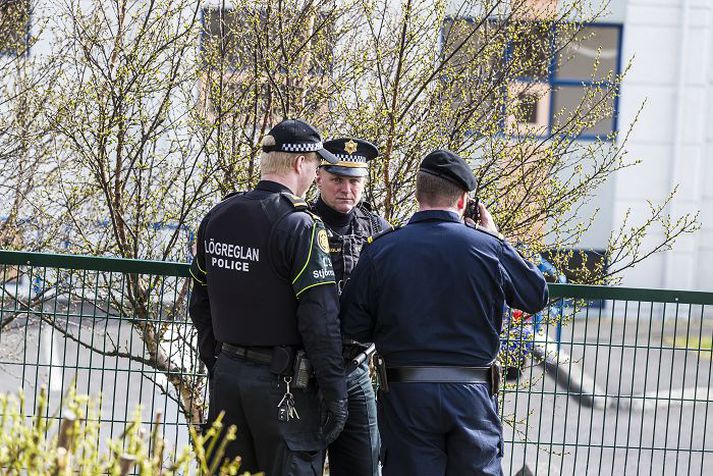 Mennirnir voru meðal annars dæmdir fyrir að ráðast á lögreglumann á heimili hans.