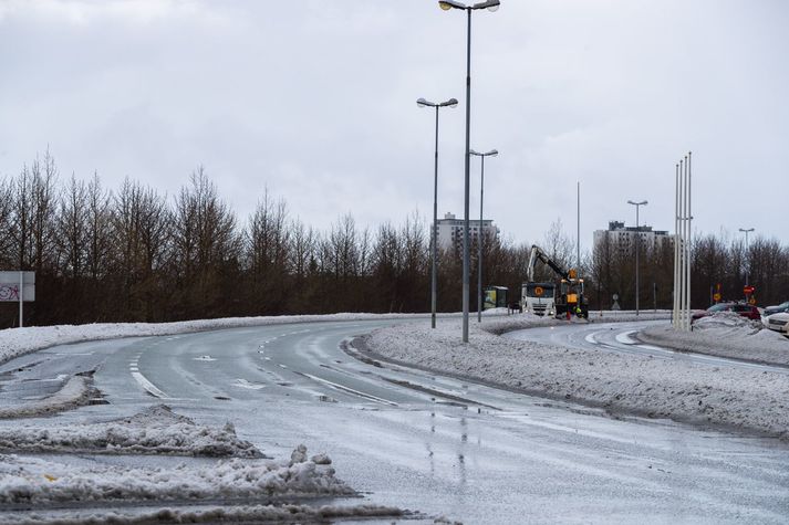 Einhver snjór og bleyta er á götum borgarinnar.