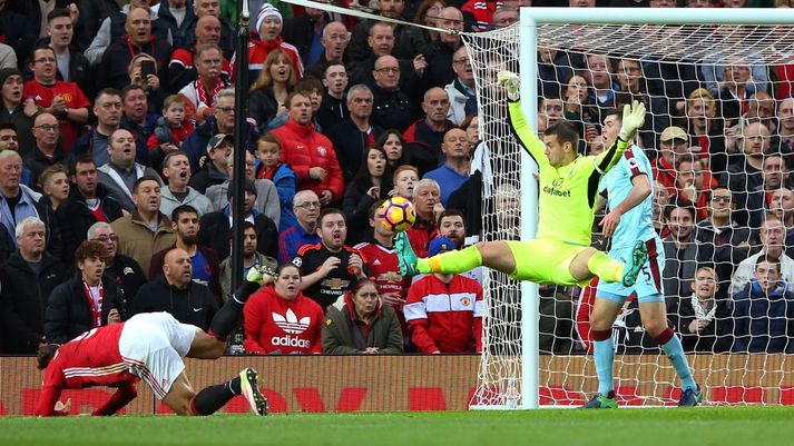 Örskömmu síðar small boltinn í olnboganum á Tom Heaton.