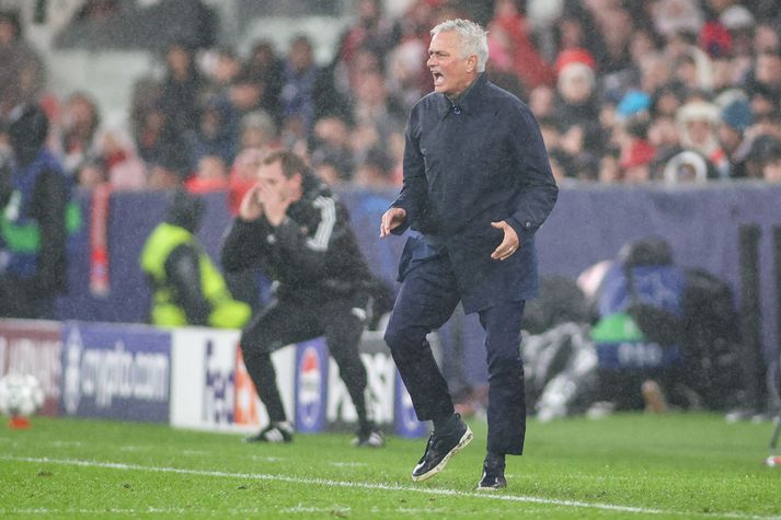 José Mourinho kom Benfica í umspilið eftir 4-2 sigur á hans gömlu lærisveinum í Real Madrid.