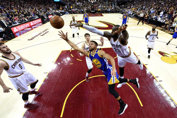 Stephen Curry og LeBron James í lokaúrslitunum í fyrra.