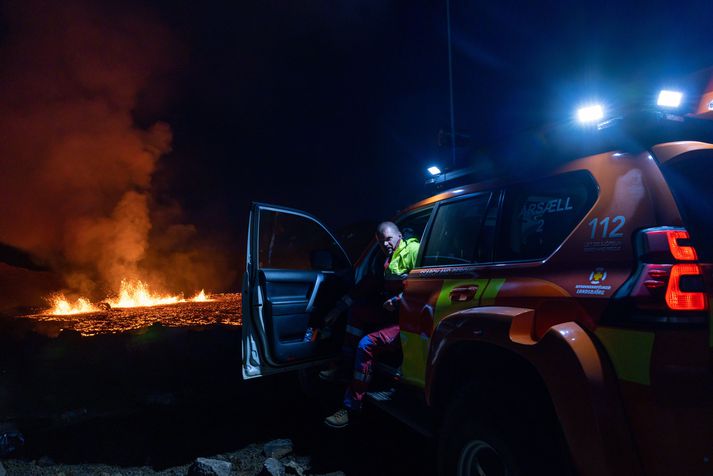 Björgunarfólk við gosstöðvarnar hefur meðal annars þurft að standa í því að leita að og aðstoða fólk sem virt hefur lokanir lögreglu að vettugi.