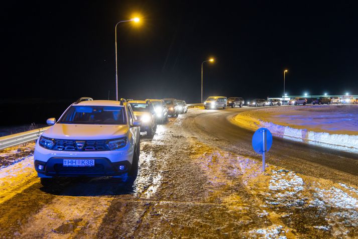 Til þess gæti komið að Reykjanesbrautinni verði lokað á morgun.