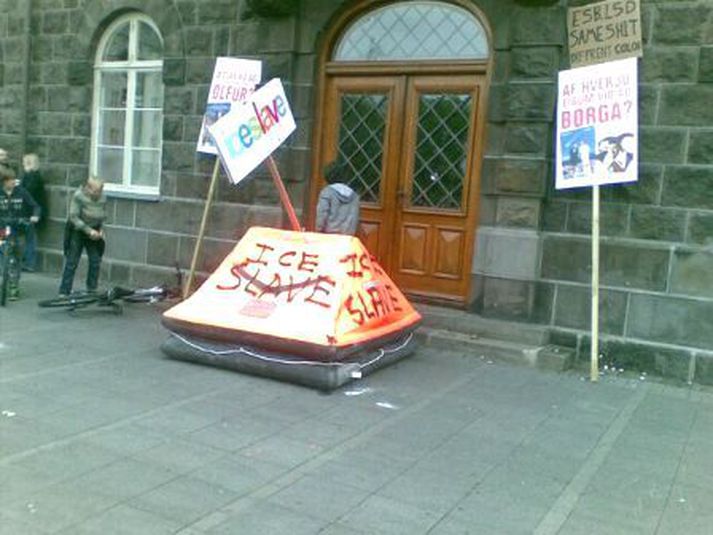 Frjálslyndir segja svokollaða flugumenn Vinstri Grænna hafa verið við mótmælin í dag.