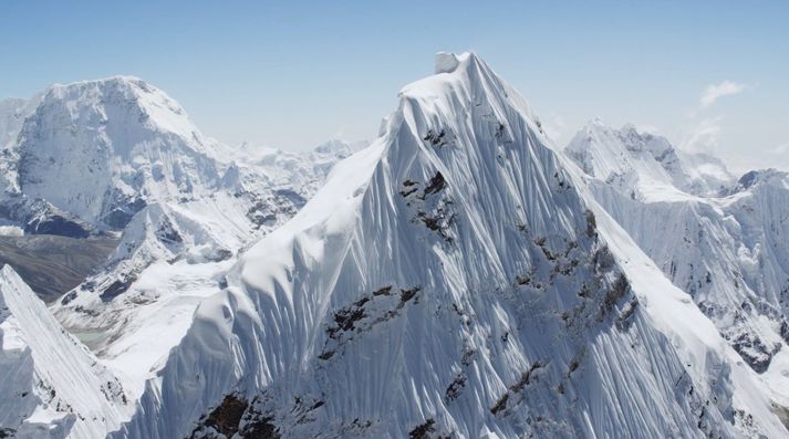 Á myndbandinu má meðal annars sjá ótrúlegar myndir af tindum Everest-fjalls, Ama Dablam og Lhotse.