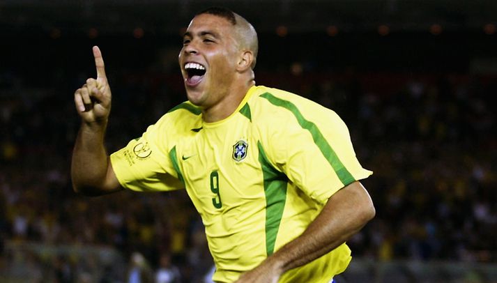 Ronaldo fagnar marki í úrslitaleiknum á HM 2002.