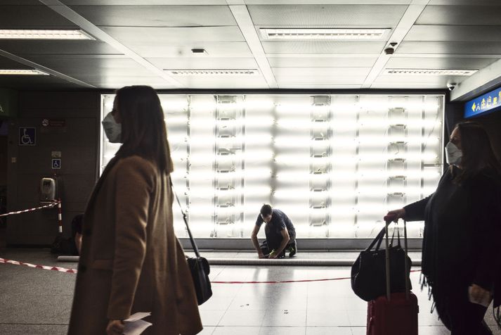 Myndin er tekin á Linate-flugvellinum í Mílanó á Ítalíu. Mílanó er í Lombardy-héraði, einu af fjórum héruðum á Norður-Ítalíu sem skilgreind eru sem áhættusvæði vegna kórónuveirunnar.