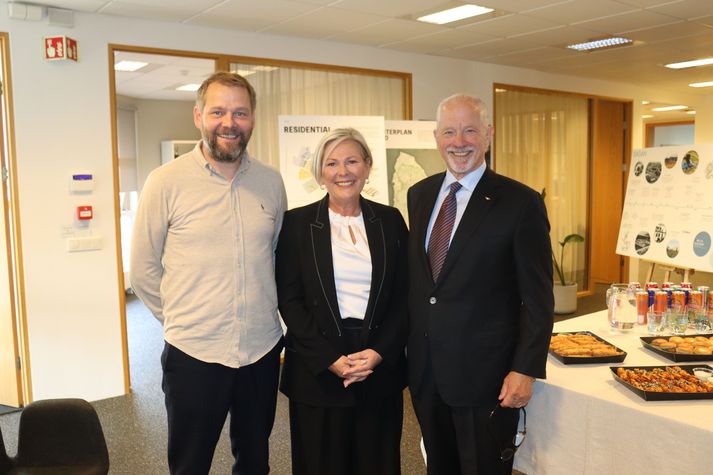 Greg Fletcher flugmaður (til hægri) ásamt Höllu Tómasdóttur forseta Íslands og Pálma Frey Randverssyni framkvæmdastjóra Kadeco. 