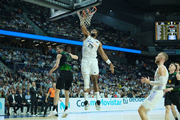 Guerschon Yabusele treður hér boltanum í fyrsta leik Real Madrid og Joventut Badalona. Leikur tvö í undanúrslitum fer fram í kvöld.