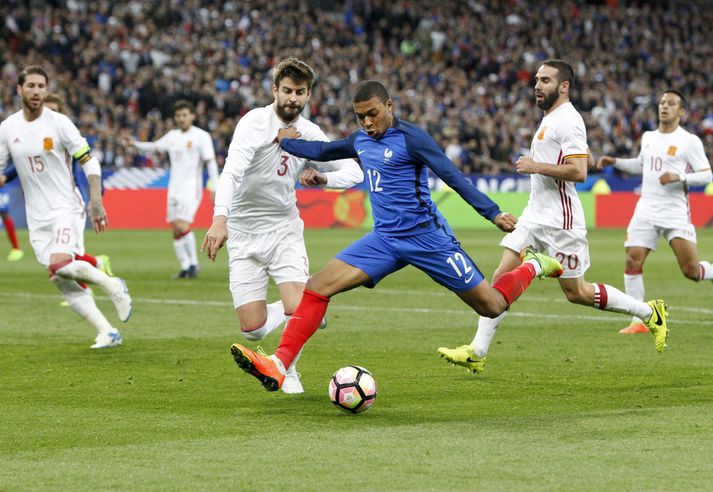 Kylian Mbappe hjá Mónakó er einn mest spennandi knattspyrnutáningur heims í dag. Hér er hann í landsleik með Frökkum á móti Spáni.