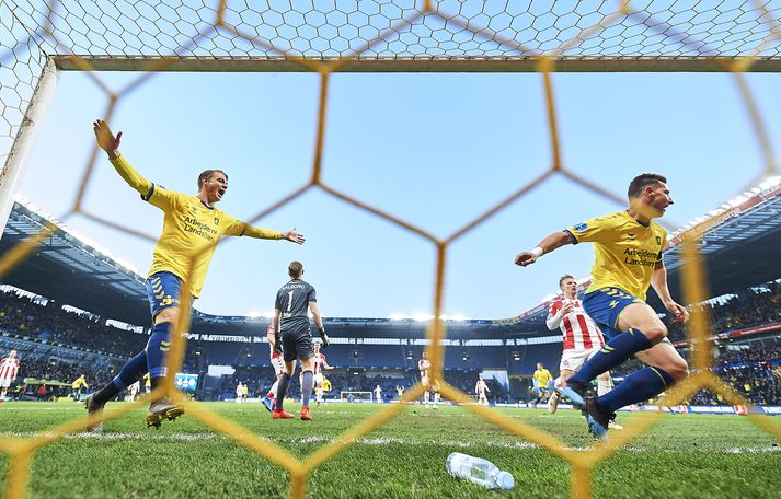 Leikmenn Bröndby fagna sigurmarkinu.
