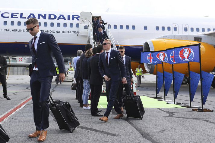 Kári Árnason spilaði nokkur tímabil í úrvalsdeildinni á Íslandi en Kolbeinn Sigþórsson hefur aldrei spilað þar. Hér sjást þeir koma út úr flugvélinni í Frakklandi í gær.