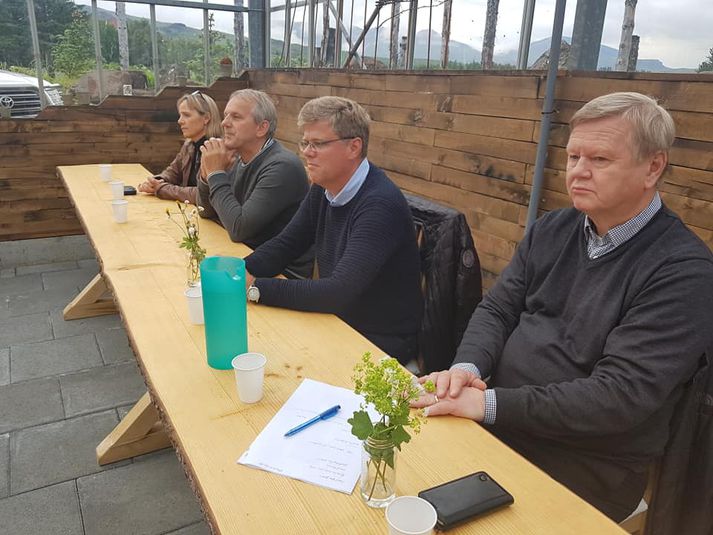 Fulltrúar bæjaryfirvalda og Vegagerðarinnar voru viðstaddir fundinn við Suðurá í Mosfellsdal í dag.