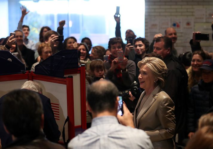 Hillary Clinton á kjörstað í New York í dag.