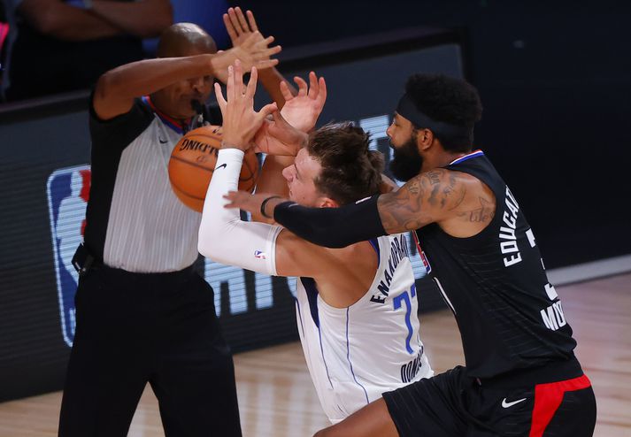 Marcus Morris brýtur á Luka Doncic í leik Los Angeles Clippers og Dallas Mavericks í gær. Hann var rekinn af velli fyrir brotið.