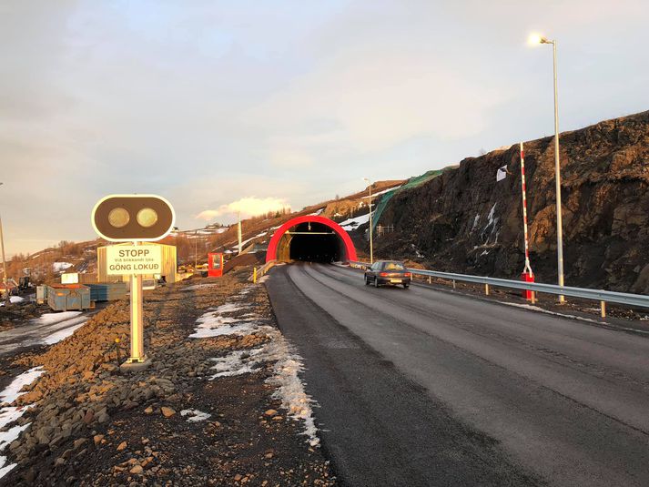 Maðurinn fannst látinn í Vaðlaheiðargöngum á fjórða tímanum í gær.