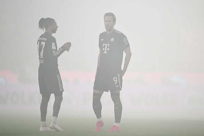 Þykk móða myndaðist eftir að stuðningsmenn Köln kveiktu í blysum þegar leikurinn var nýhafinn. 