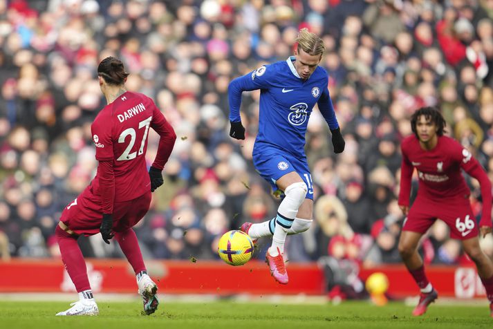 Mykhailo Mudryk á ferðinni með boltann í leik Chelsea á móti Liverpool á Anfield.