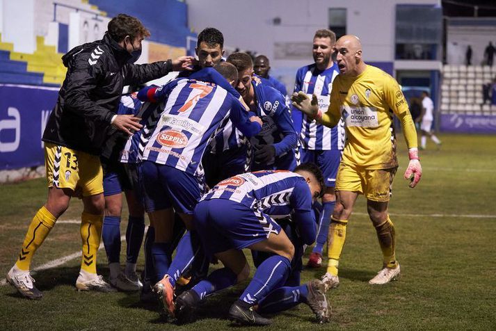 Leikmenn Alcoyano fagna sigri á Real Madrid í gær og þar á meðal er markvörðurinn José Juan Figueras sem átti magnaðan leik í gærkvöldi.