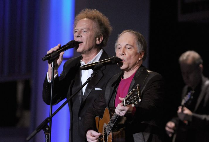 Art Garfunkel og Paul Simon saman á sviði.