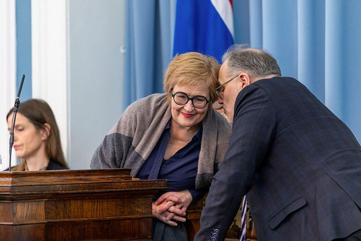 „Ísland var að jafna metin en eru manni færri næstu fimmtíu sekúndurnar,“ gæti einhver þingmaðurinn hvíslað að forseta þingsins í dag til að upplýsa um stöðu mála í leiknum gegn Sviss í Malmö.