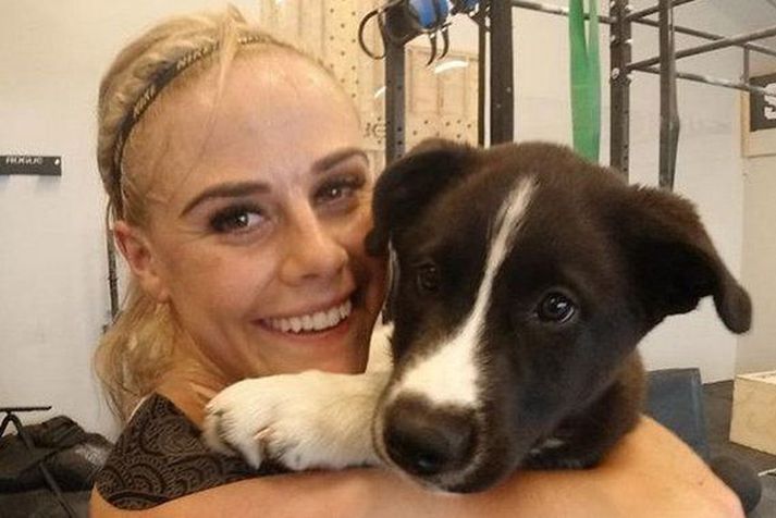 Sara Sigmundsdóttir með Mola en hún gat knúsað hann eftir hverja grein á mótinu um helgina enda að keppa í Simmagym.