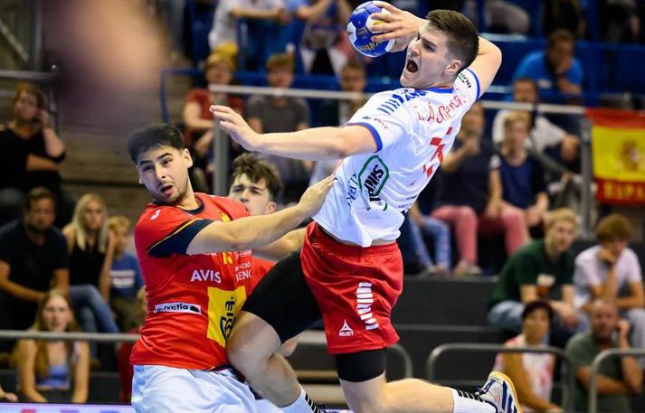 Færeyingar eru komnir í átta liða úrslit HM U21 árs landsliða í handbolta.
