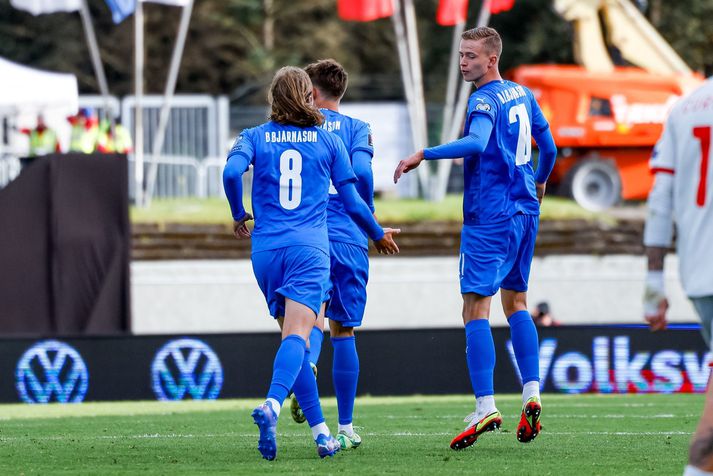 Brynjar Ingi Bjarnason fagnar marki sínu með Birki Bjarnasyni.