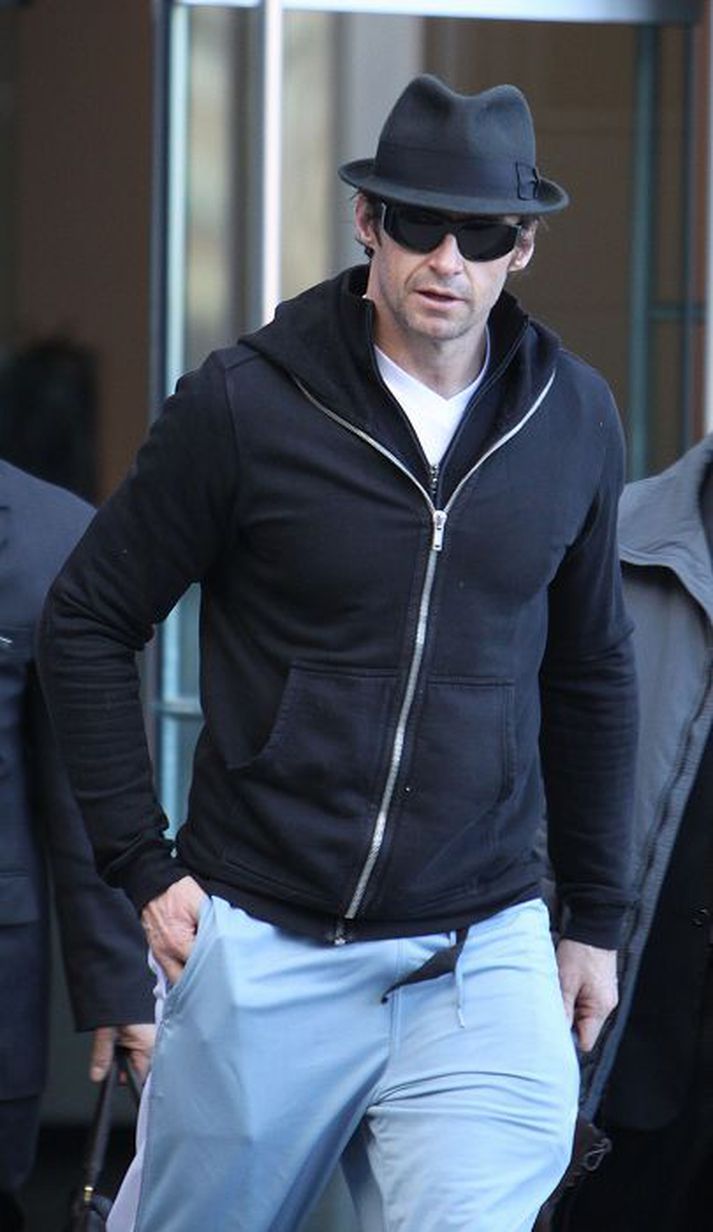 Hugh Jackman segir sögusagnir um kynhneigð sína pirra eiginkonuna.
