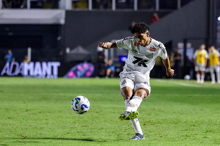 Souza mætir með vinstri fótinn sinn til Lundúna á sunnudaginn.