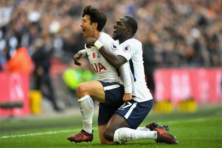 Heung-Min Son fagnar marki sínu með Moussa Sissoko.