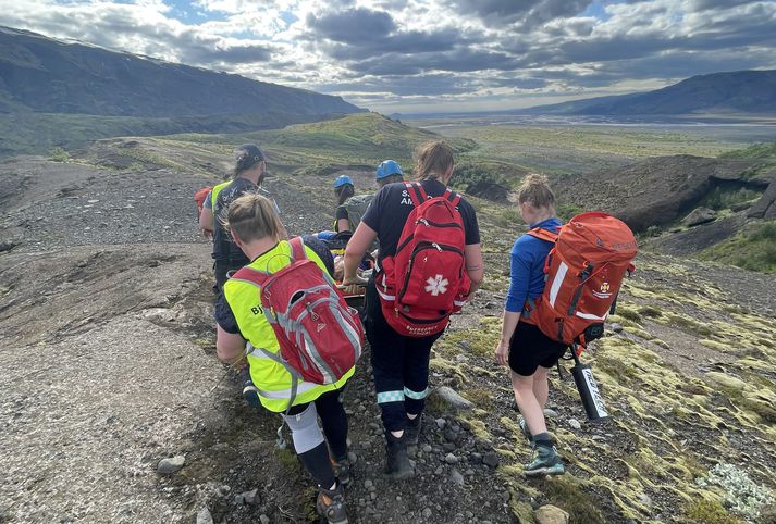 Björgunarfólk kom manni sem hafði slasast við Merkurrana í börur.