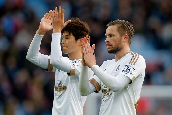 Gylfi Þór Sigurðsson og Ki Sung-Yeung eftir leik.