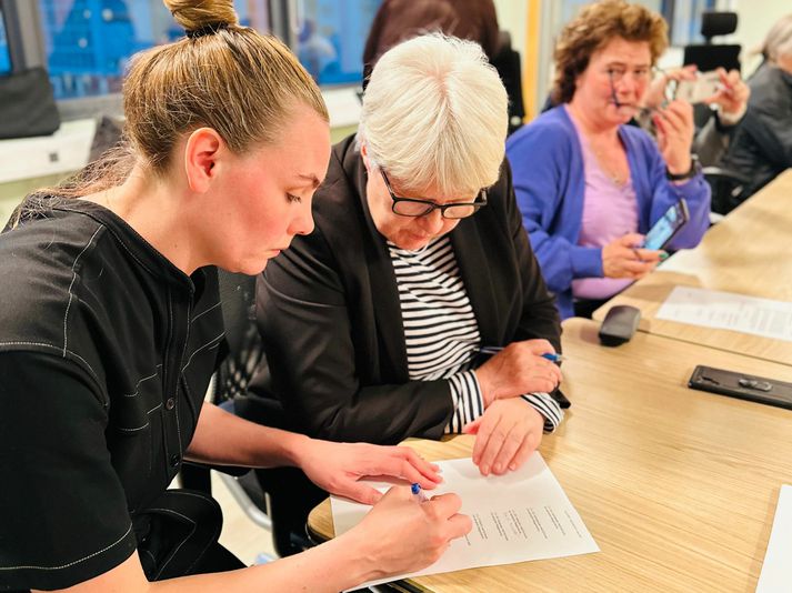 Sonja Ýr Þorbergsdóttir og Arna Jakobína Björnsdóttir undirrituðu kjarasamninga í nótt.