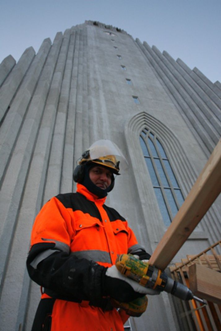 Iðnaðarmaður að störfum við Hallgrímskirkju í lok nóvember sl.