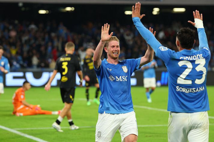 Kevin De Bruyne fagnar marki með liðsfélaga sínum hjá Napoli.