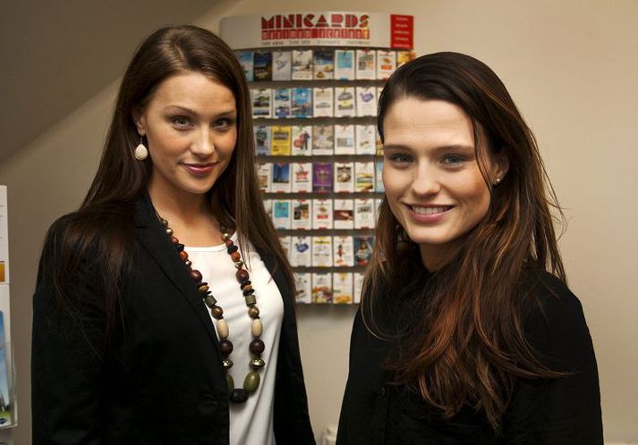 Nóg að gera Þær Helga Björndóttir og Sigríður Hrönn Guðmundsdóttir kynntust við fyrirsætustörf á Indlandi og reka núna saman fyrirtækið Minicards. 
Fréttablaðið/anton
