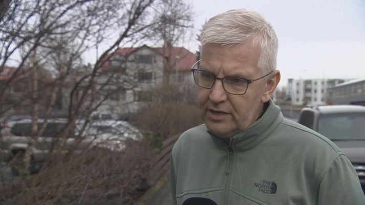 Einar Sveinbjörnsson veðurfræðingur segir að kuldi sjávar sé nú mikill. Eitt og annað skýrir það en þessi kuldakafli gæti náð langt inn í sumarið.
